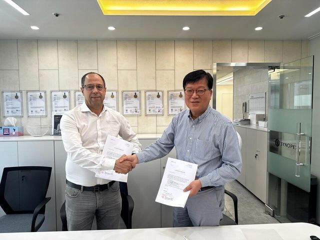 헤싸네 모우래드 프리메딕 대표(왼쪽)와 이진태 시노펙스 인공신장사업본부장이 23일 인공신장기용 혈액투석기 수출 본 계약을 체결한 후 기념 촬영을 하고 있다./시노펙스 