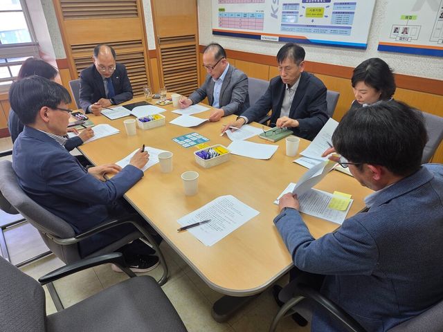 경륜·경정 시흥지점에서 이성철 총괄본부장(왼쪽 세 번째)을 비롯한 관계자들이 청렴 소통을 하고 있다. /국민체육진흥공단 제공