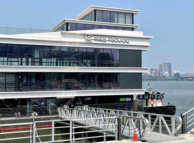 한강버스 여의도 선착장의 라면 라이브러리 매장 / BGF리테일 제공