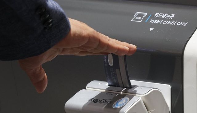 한 시민이 신용카드를 사용하고 있는 모습. / 연합뉴스