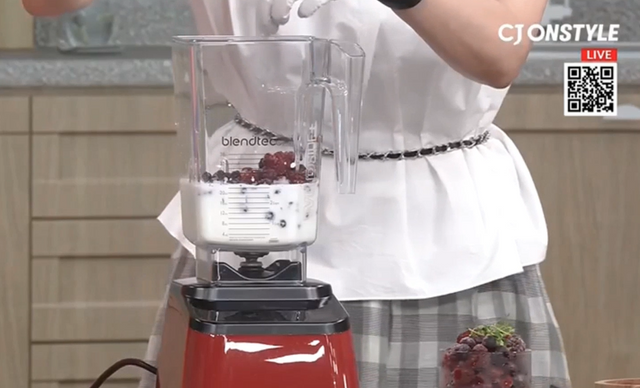 블렌텍이 CJ온스타일 ‘강주은의 굿라이프’ 홈쇼핑 프로그램을 통해 디자이너 625 파미그래닛 컬러 제품을 방송 중 전량 매진시키는 성과를 거뒀다./블렌텍