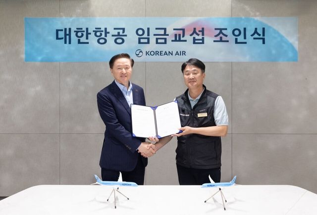 우기홍 대한항공 부회장(왼쪽)과 조영남 대한항공 노동조합위원장(오른쪽)이 기념사진을 촬영하고 있다./대한항공