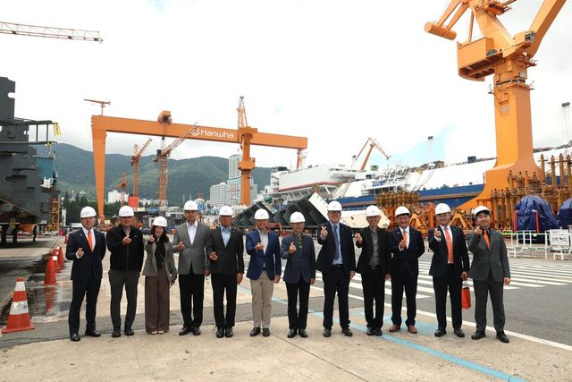 지난 25일 한화오션 거제사업장을 방문한 태국 해군 대표단이 기념 촬영을 하고 있다./한화오션