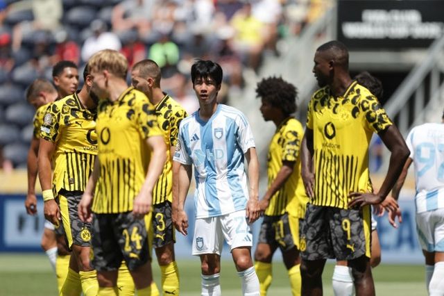 김민혁(가운데)이 도르트문트 선수들에게 둘러싸여 있다. /울산 HD 제공