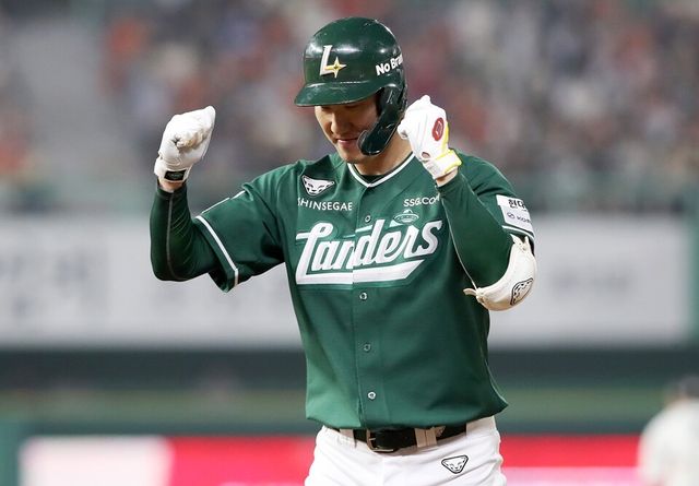 오태곤이 7회 역전 후 기뻐하고 있다. /SSG 랜더스 제공