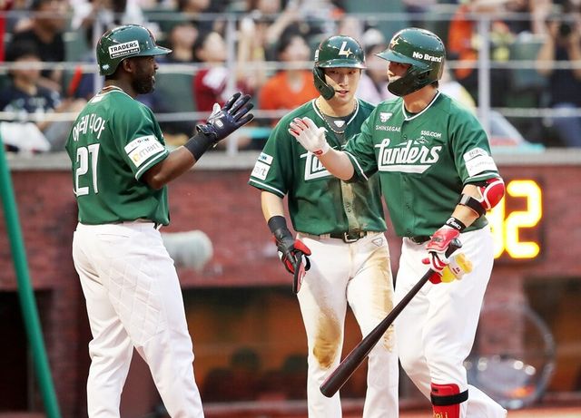 최정(오른쪽)이 3점 홈런 직후 동료들과 세리머니하고 있다. /SSG 랜더스 제공