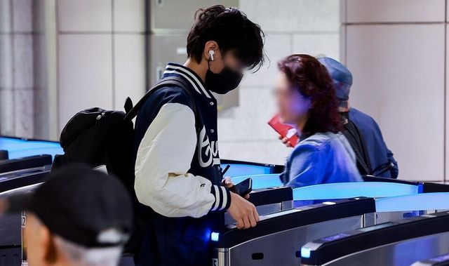 오늘부터 수도권 지하철 기본요금이 150원 오른다. / 연합