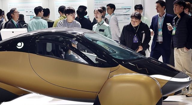 지난 3월 서울 코엑스에서 열린 '인터배터리 2025'에서 관람객들이 LG에너지솔루션 부스를 둘러보고 있다./연합뉴스 제공