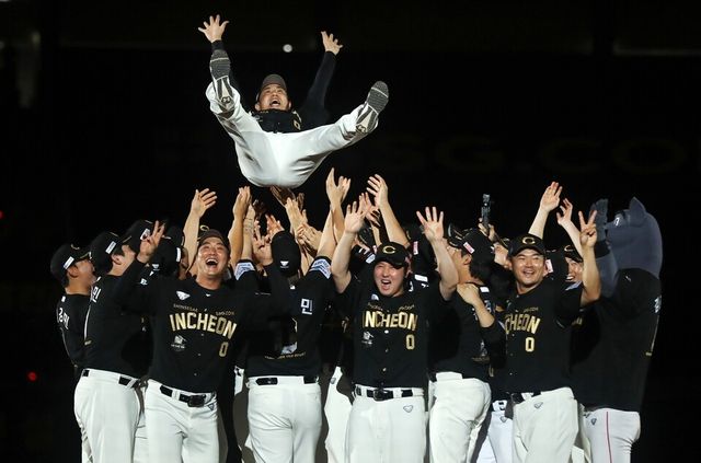 28일인천 SSG랜더스필드에서 열린 한화 이글스와의 경기가 끝난 뒤, SSG는 김강민의 은퇴식을 열었다. /구단 제공