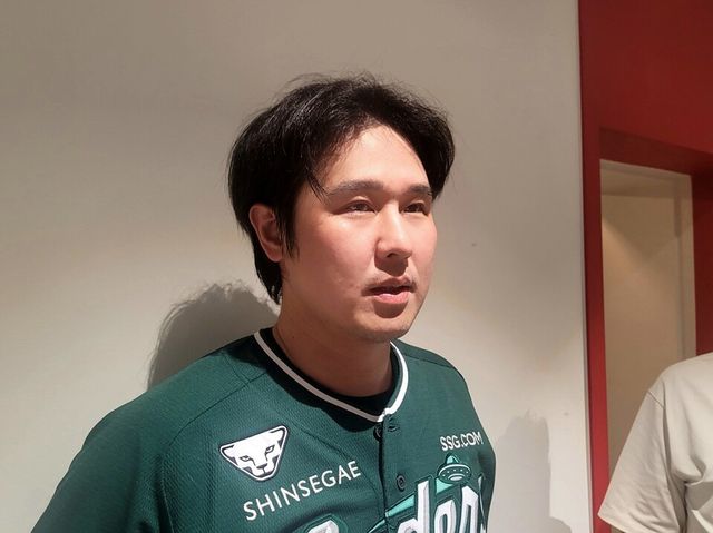 최정이 27일 한화전을 마친 후 인터뷰하고 있다. / 신희재 기자