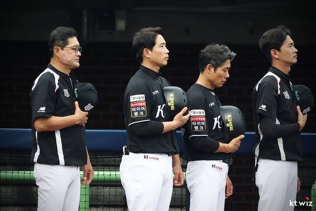 이종범(왼쪽 첫 번째)이 KT 위즈 코치 시절&nbsp;국기에 대한 경례를 하고 있다. /KT 위즈 제공