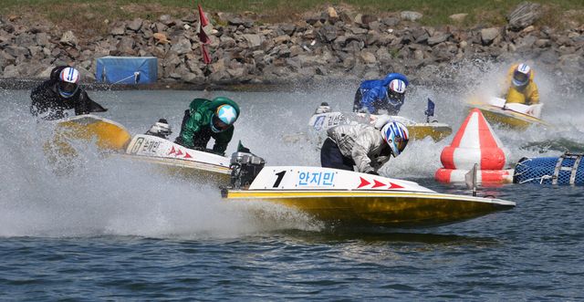미사경정장에서 선수들이 턴마크를 돌며 경합을 벌이고 있다. /국민체육진흥공단 제공