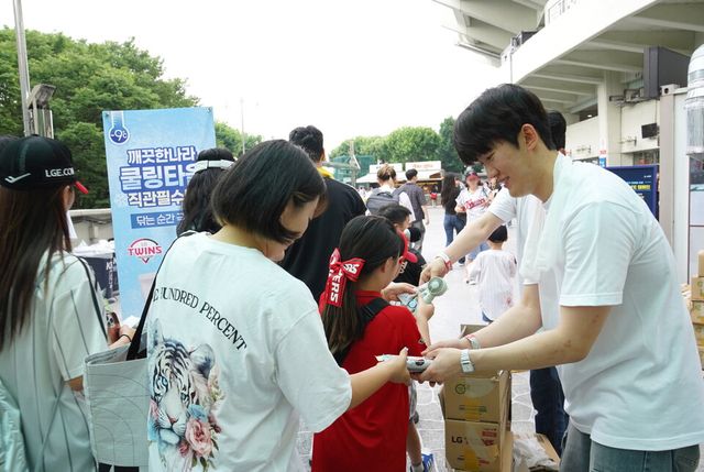 생활용품 기업 깨끗한나라는 지난 28일 LG트윈스 홈경기 현장에서 관람객을 대상으로 총 2만 개의 ‘깨끗한나라 쿨링타올’을 무료 배포했다. / 깨끗한나라 제공