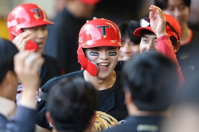 오선우가 22일 SSG 랜더스전 솔로 홈런을 친 뒤 동료들의 축하를 받고 있다. /KIA 타이거즈 제공
