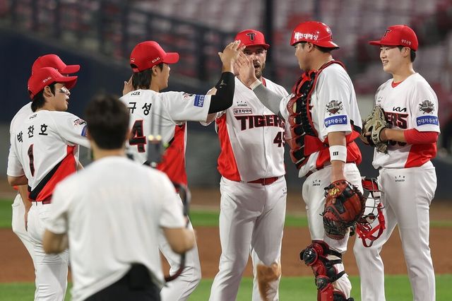 KIA 선수단이 17일 KT 위즈와 홈 경기에서 승리한 뒤 마운드에 모여 하이파이브하고 있다. /KIA 타이거즈 제공