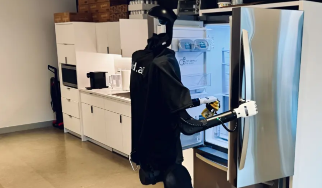 삼성전자가 투자한 스킬드AI의 소프트웨어 기술이 적용된 휴머노이드가 냉장고 문을 여는 모습. /스킬드AI 홈페이지 캡처&nbsp;