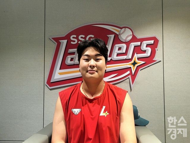 고명준이 27일 인터뷰를 마친 뒤 촬영에 응하고 있다. /신희재 기자