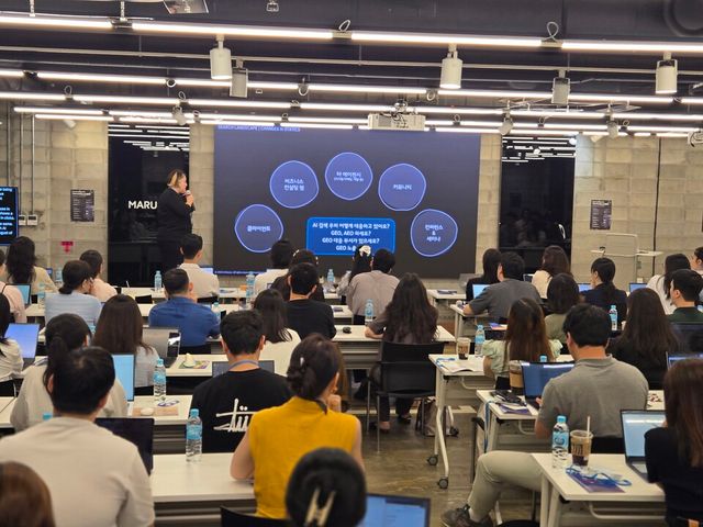 최윤희 아티언스 SEO 사업본부장이 30일 ‘서치 서울 2025’에서 AI 시대의 검색 전략에 대해 강연하고 있다. /사진=전시현 기자