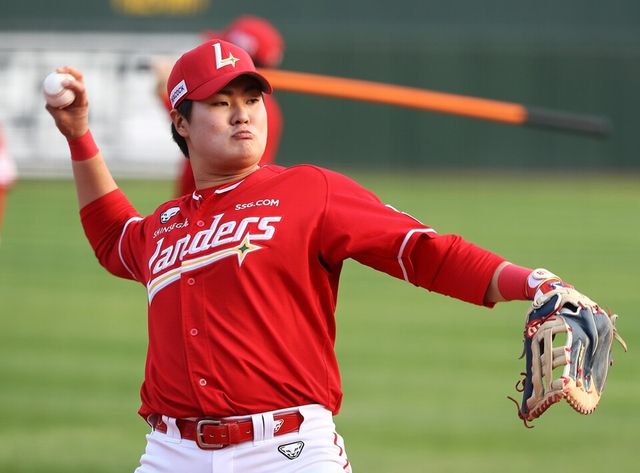 고명준이 송구 훈련하고 있다. /SSG 랜더스 제공