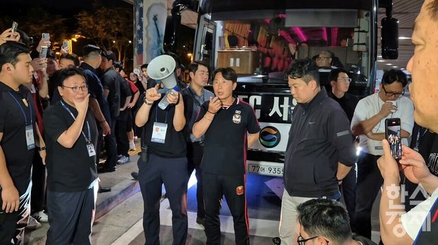 프로축구 K리그1(1부) FC서울 사령탑 김기동 감독이 29일 포항 스틸러스와 홈 경기 종료 후 버스를 가로막은 팬들과 대화하고 있다. /류정호 기자