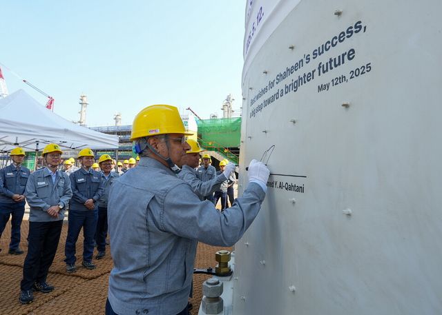 모하메드 알 카타니 아람코 다운스트림 사장이 지난 5월 12일 에쓰오일 샤힌 프로젝트 현장을 방문, 설비에 서명을 남기고 있다./에쓰오일 제공