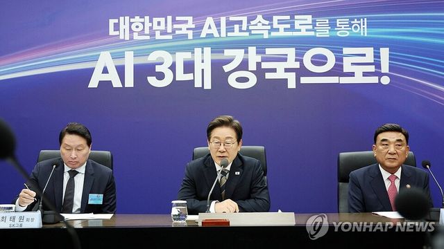 이재명 대통령이 20일 울산전시컨벤션센터에서 열린 인공지능(AI) 글로벌 협력 기업 간담회에서 발언하고 있다.&nbsp;왼쪽부터 최태원 SK그룹 회장, 이 대통령, 김두겸 울산광역시장./연합