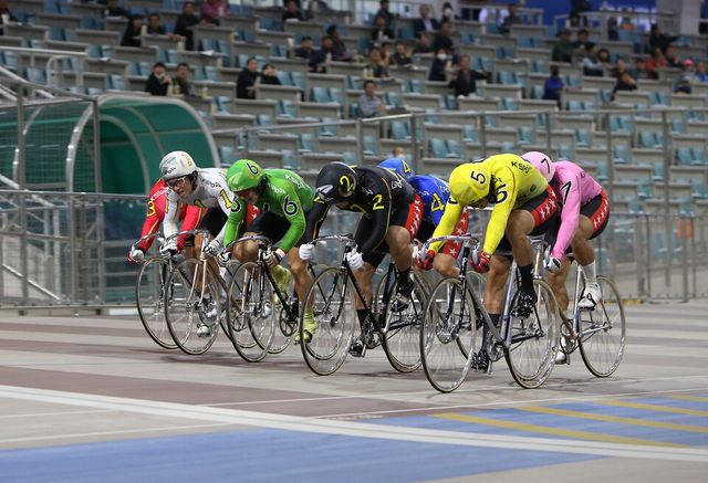 광명스피돔에서 선수들이 결승선을 앞두고 치열한 접전을 벌이고 있다. /국민체육진흥공단 제공