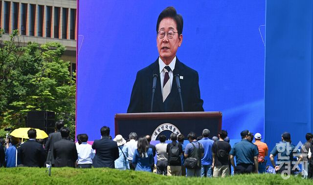 이재명 대통령이 4일 서울 여의도 국회에서 열린 취임식에 참석한 가운데 시민들이 잔디광장에 마련된 화면을 통해 취임 연설을 듣고 있다./최대성 기자