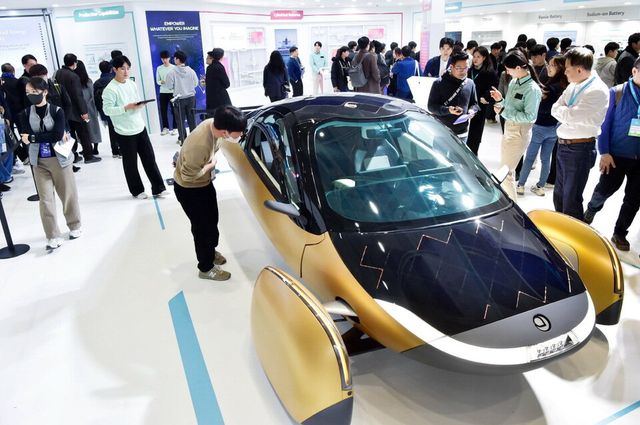 지난 3월 5일 서울 강남구 코엑스에서 개막한 '인터배터리 2025' LG에너지솔루션 부스를 찾은 관람객들./LG에너지솔루션 제공