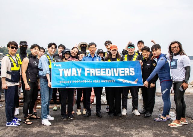 티웨이항공은 지난달&nbsp;31일 ‘바다의 날’을 맞아 제주도 서귀포항 일대에서 해양 정화 활동을 시행했다 / 티웨이항공