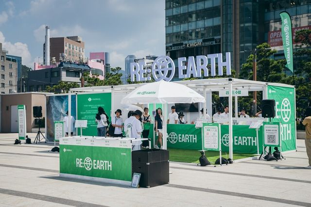 롯데백화점은 대표 ESG 캠페인 ‘리얼스(RE:EARTH)’ 를 중심으로 친환경 활동을 전개한다. / 롯데백화점 제공