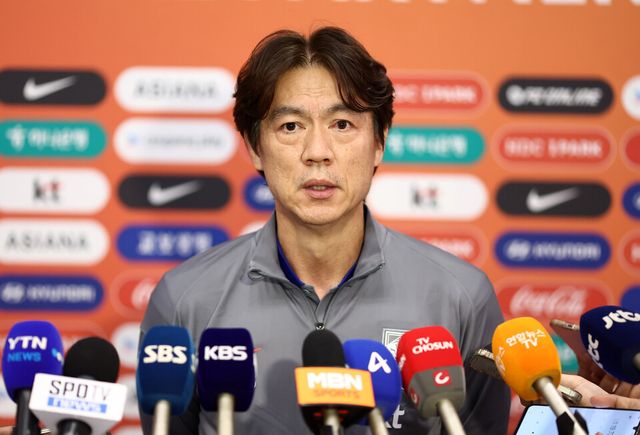 홍명보 축구 대표팀 감독이 6일 인천국제공항을 통해 귀국, 취재진과 인터뷰를 하고 있다. /연합뉴스