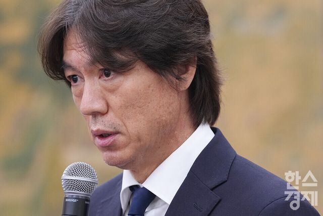 홍명보 축구대표팀 감독이 서울 여의도 국회에서 열린 문화체육관광위원회 전체회의에 출석해 의원 질의에 답변하고 있다. /최대성 기자