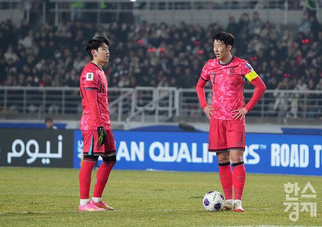 대한민국 손흥민과 이강인이 3월 20일 오후 경기도 고양종합운동장에서 열린 2026 북중미 월드컵 아시아 3차 예선 B조 7차전 오만과의 경기서 프리킥을 준비하고 있다. /고양=최대성 기자 dpdaesung@sporbiz.co.kr 2025.03.20.