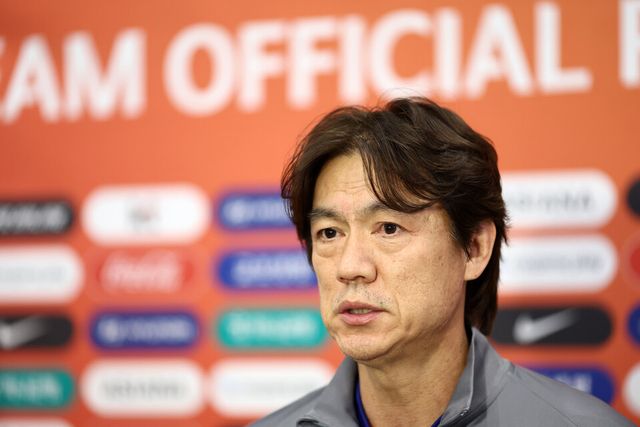 홍명보 축구 대표팀 감독이 6일 인천국제공항을 통해 귀국, 취재진과 인터뷰를 하고 있다. /연합뉴스