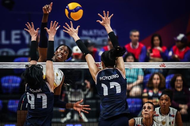 블로킹하는 강소휘(97번)와 정호영(17번). /국제배구연맹 홈페이지 캡처