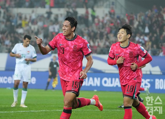2026 국제축구연맹(FIFA) 북중미 월드컵 아시아지역 3차 예선 B조 4차전 이라크와 맞대결에서 선제골을 기록한 오세훈(왼쪽). /최대성 기자