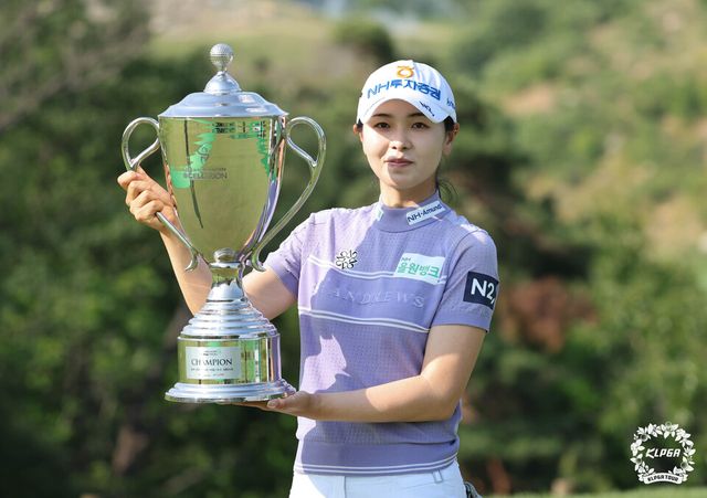 이가영이 우승 트로피를 든 채 미소를 짓고 있다. /KLPGA 제공
