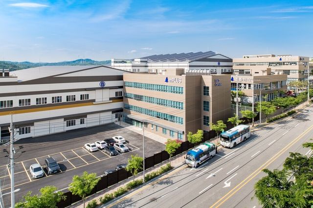 각형 배터리 중심 패러다임 전환이 가속화되는 상황에서 2차전지 조립장비 전문기업인 엠플러스가 주목받고 있다./엠플러스