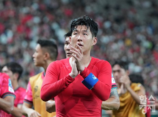 한국 축구 국가대표팀 주장 손흥민이 팬들에게 인사하고 있다. /최대성 기자