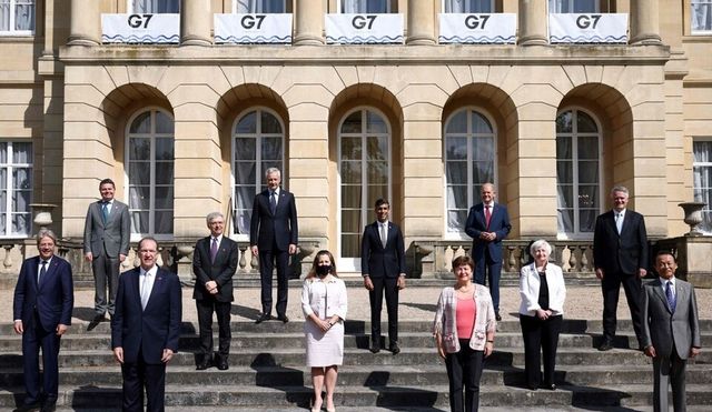 재닛 옐런 미국 재무장관(오른쪽에서 2번째)을 비롯한 주요7개국(G7) 재무장관 회의 참석자들이 2021년 6월 6일현지시간) 영국 런던에서 이틀째 회의를 마친 뒤 단체 사진을 촬영하고 있다. 주요 7개국(G7) 재무장관들은 이번 회의에서 글로벌 최저 법인세율을 적어도 15%로 정하기로 뜻을 모았다./연합뉴스