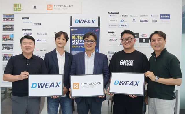 뉴패러다임인베스트먼트가 생성형 AI 기반 업무 자동화 솔루션 기업 디윅스(DWEAX)에 프리A 투자를 완료했다. (왼쪽부터)배상승 뉴패러다임 공동대표, 안철희 디윅스 연구소장, 안준형 디윅스 대표, 신재홍 디윅스 이사, 박제현 뉴패러다임 공동대표/뉴패러다임인베스트먼트