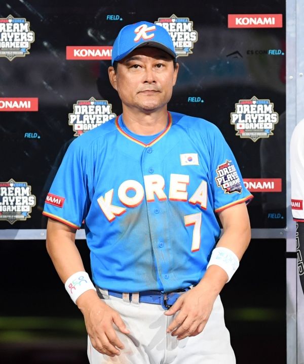 이종범이 7월 22일 일본 홋카이도 기타히로시마시 에스콘필드에서 열린 한일프로야구 드림 플레이어즈 게임을 마치고 포즈를 취하고 있다. /공동취재단