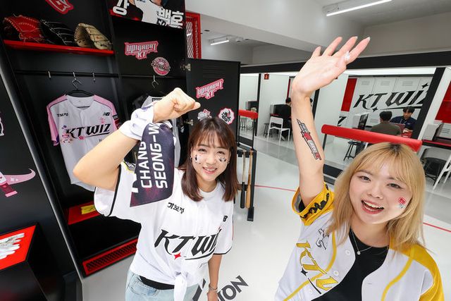 KT는 야구 팬과의 접점을 넓히기 위해 수원 KT위즈파크 앞에 kt wiz 특화매장을 선보였다./KT