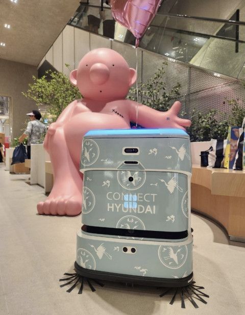 라이노스 AI 청소로봇 ‘휠리 J40’ 2대가 커넥트 현대 청주점에 ‘미화원’ 직책으로 공식 배치됐다./라이노스