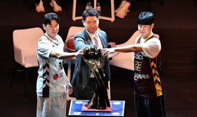 두경민(왼쪽부터), 조상현 감독, 전성현이 개막 미디어데이에서 우승 트로피에 손을 얹은 채 기념 촬영하고 있다. /KBL 제공