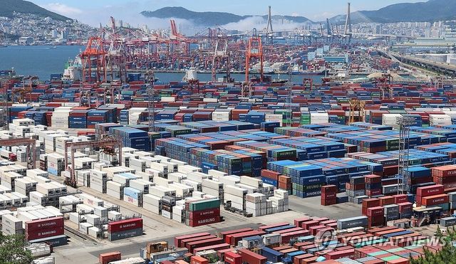 수출입 컨테이너 화물이 쌓여 있는 부산항 신선대·감만부두./연합뉴스