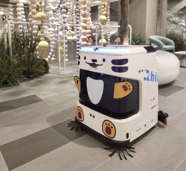 커넥트 현대 청주점에 인터사원으로 입사한 AI 청소로봇 ‘휠리 J40’./라이노스