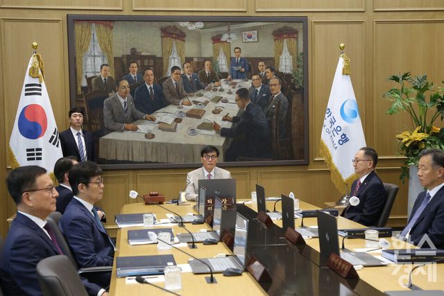 이창용 한국은행 총재가 10일 오전 서울 중구 한국은행에서 열린 금융통화위원회 통화정책방향 결정회의를 주재하고 있다. /최대성 기자 dpdaesung@sporbiz.co.kr 2025.07.10.(공동취재)