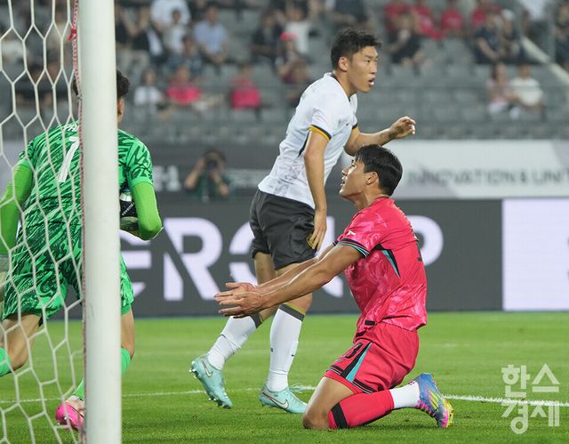 한국 축구 대표팀 공격수 이호재가 7일 오후 경기도 용인미르스타디움에서 열린 2025 동아시아축구연맹(EAFF) E-1 풋볼 챔피언십 중국과의 개막 경기서 찬스를 놓친 후 아쉬워하고 있다. /용인=최대성 기자&nbsp;